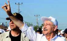 Der ehemalige türkische Präsidentschaftskandidat des Oppositionsbündnisses Kemal Kılıçdaroğlu will das Schiff noch heil am Hafen anlegen. Doch es droht Ungemach. Neuen Medienberichten zufolge ist der parteiinterne Zank noch größer als bisher angenommen. Partei hörige TV-Sender und Journalisten üben heftige Kritik am Kurs von Kemal Kılıçdaroğlu und fordern seine Abdankung vom Parteivorsitz der CHP.
